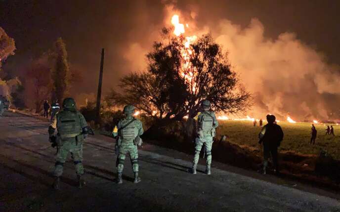 L’incendie d’un oléoduc qui présentait une fuite et où des habitants venaient voler du carburant à Tlahuelilpan, dans l’est du Mexique, le 18 janvier.