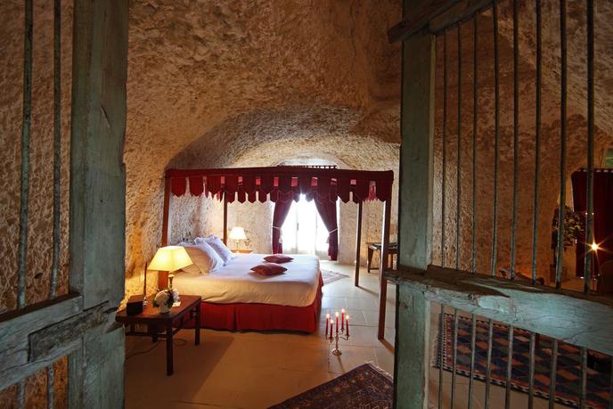 Ambiance intime dans la suite troglodyte.