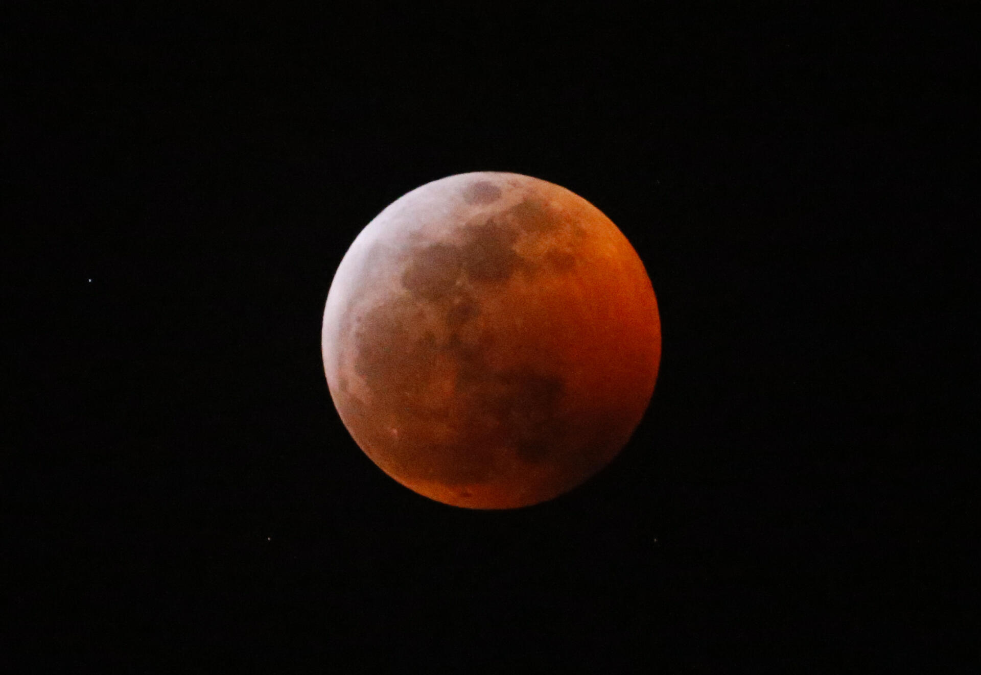 La Lune teintée de rouge, vue depuis Los Angeles.