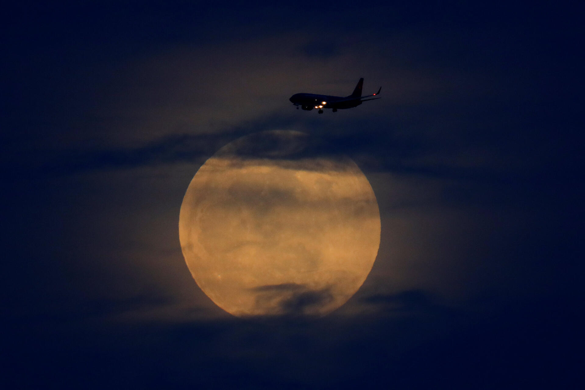 La pleine lune avant le début de l’éclipse, à San Diego, en Californie.