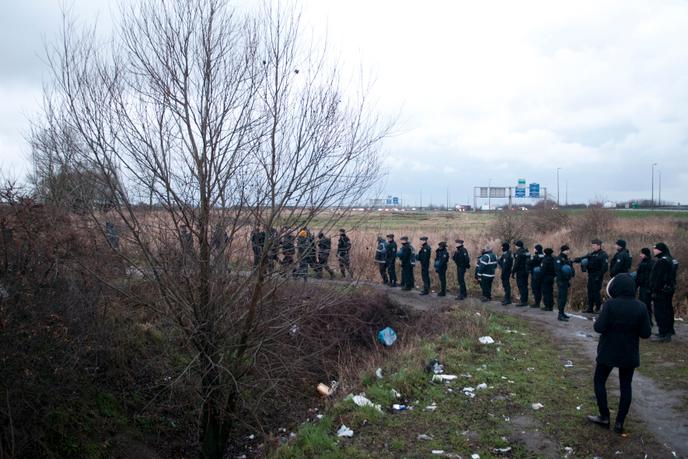 Calais, le 17 janvier lors du démantélement du camp 'Hospital'. Un jour sur deux, les migrants se font expulser par la police puis rejoignent le lieu même de leur expulsion quelques minutes plus tard. Des mesures visant à dissuader les personnes de rester sur place. SAMUEL GRATACAP POUR "LE MONDE" Calais, le 17 janvier lors du démantélement du camp 'Hospital'. Un jour sur deux, les migrants se font expulser par la police puis rejoignent le lieu même de leur expulsion quelques minutes plus tard. Des mesures visant à dissuader les personnes de rester sur place. SAMUEL GRATACAP POUR "LE MONDE"