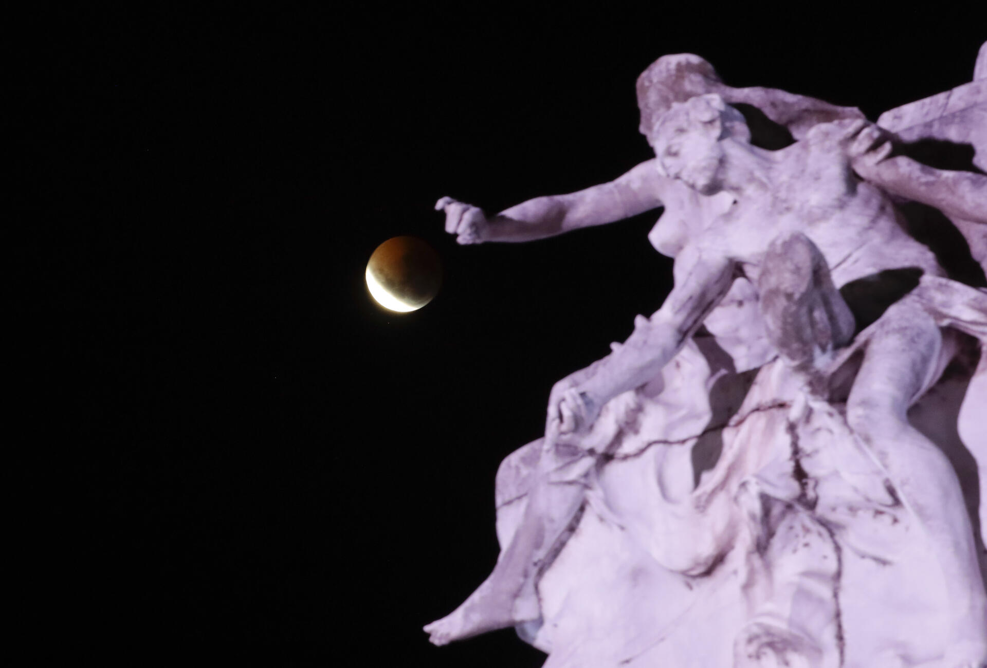 L’éclipse vue depuis le Monument des Espagnols, à Buenos Aires, en Argentine.