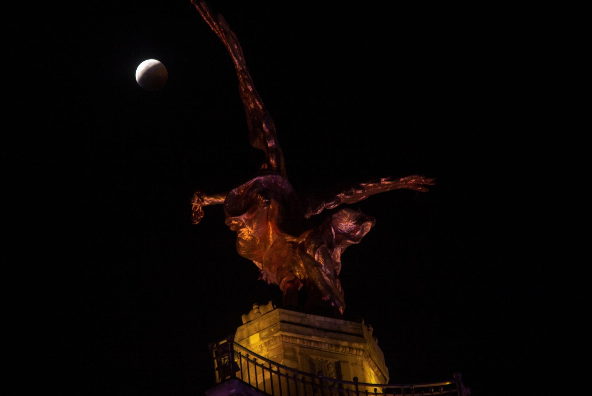 L’éclipse lunaire vue depuis Mexico, au-dessus de la statue « L’Ange de l’Indépendance ».