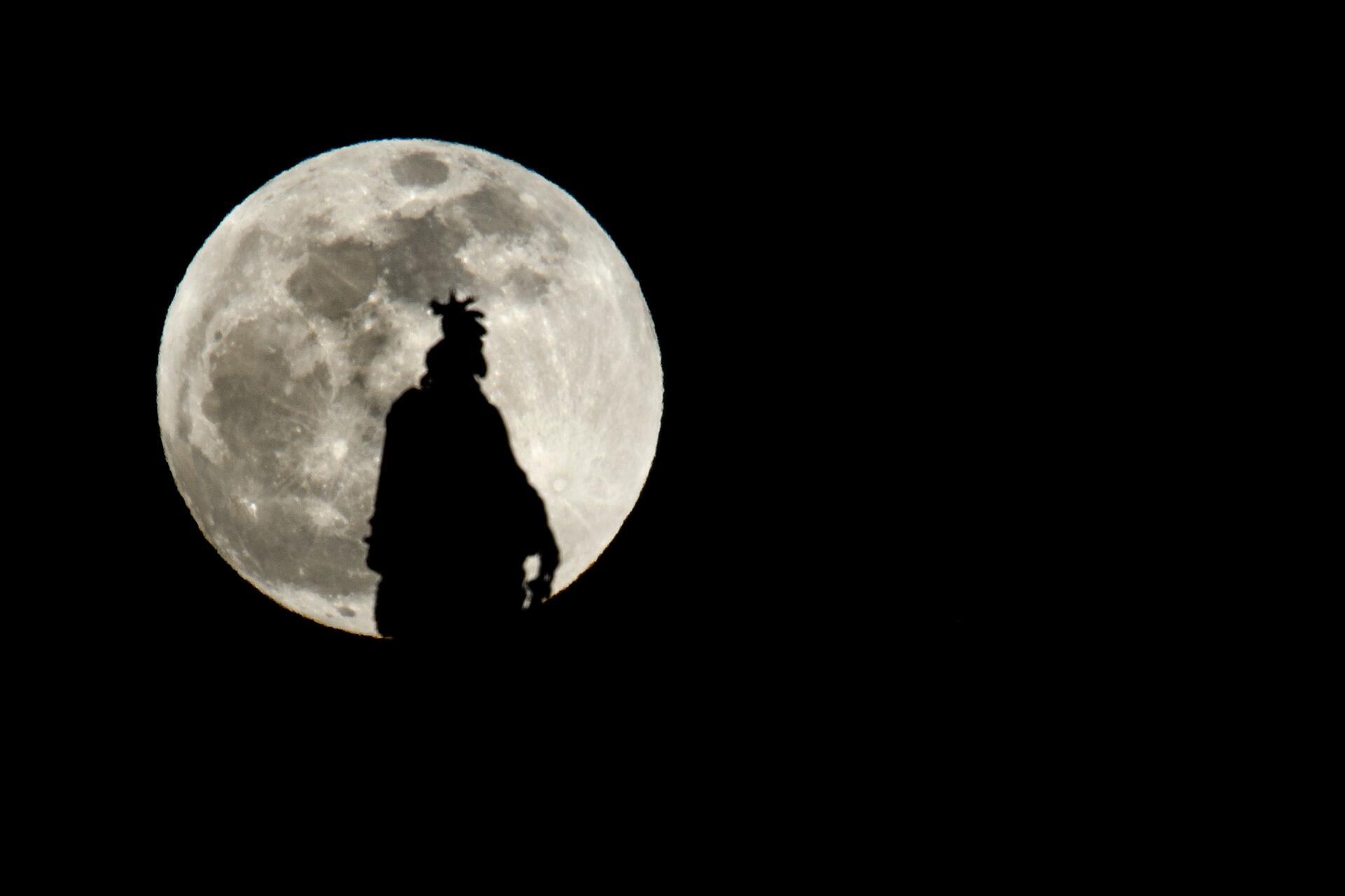 La statue du Capitole de Washington D.C., devant la Lune très visible.