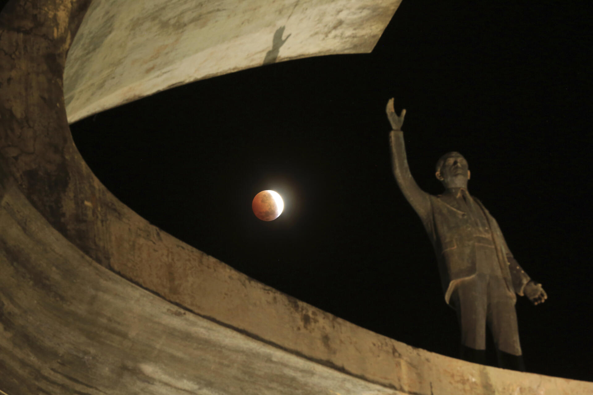 L’éclipse vue depuis le Memorial JK à Brasilia, au Brésil.