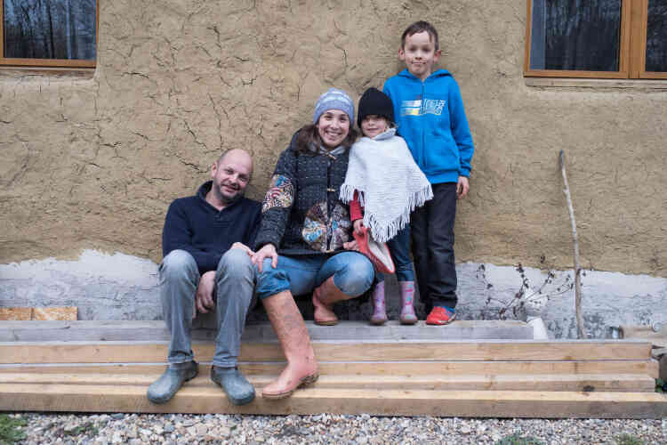 Amélie Bourquard, 38 ans, Philippe Eveilleau, 47 ans, et leurs enfants, Côme, 11 ans, et Lisa, 5 ans. La famille se qualifie plus de « transitionneurs » que de « collapsologues » – ceux qui considèrent que notre civilisation va s’effondrer.
