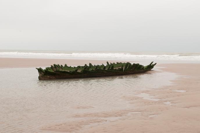 Calais, le 16 janvier 2019. Sur la plage située à deux pas de la zone industrielle des dunes et de la "jungle" démantelée au mois d'octobre 2016. SAMUEL GRATACAP POUR « LE MONDE » Calais, le 16 janvier 2019. Sur la plage située à deux pas de la zone industrielle des dunes et de la "jungle" démantelée au mois d'octobre 2016. SAMUEL GRATACAP POUR « LE MONDE »