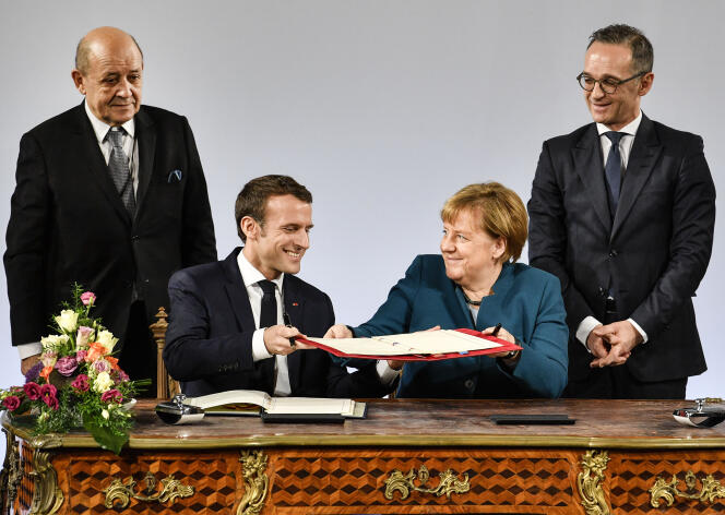 Angela Merkel et Emmanuel Macron signent un nouveau traité pour renforcer la relation franco-allemande, mardi 22 janvier à Aix-la-Chapelle.
