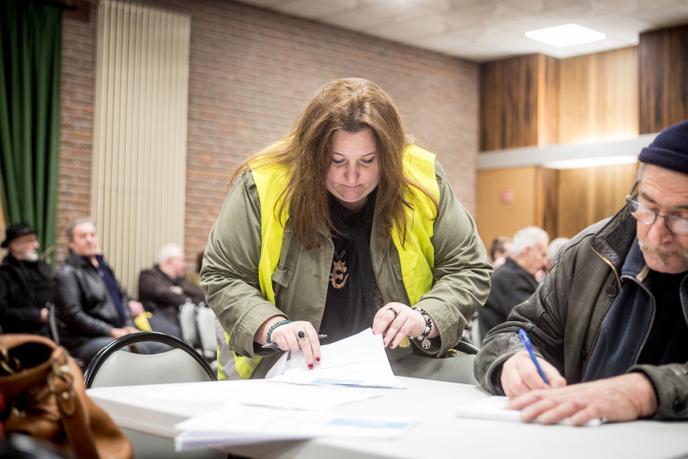 Les participants qui le souhaitent annotent les documents gouvernementaux. Quelques discussions se mettent en place, mais on préfère globalement suivre le débat principal.