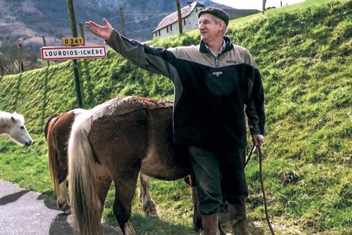 Un Berger Et Deux Perches A L Elysee Un Candidat Et Un Film Battent La Campagne