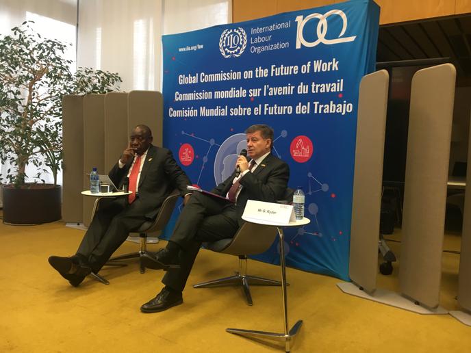Le président de la République d’Afrique du Sud, Cyril Ramaphosa (à gauche), et le directeur général de l’Organisation internationale du travail (OIT), Guy Ryder, lors de la présentation du rapport de l’OIT sur l’avenir du monde du travail, à Genève, le 22 janvier.