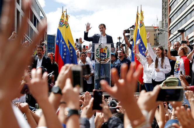 Le président de l’Assemblée nationale vénézuelienne, Juan Guaido, salue ses partisans rassemblés à Caracas, le 23 janvier.