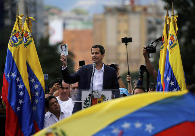 Juan Guaido s’autoproclame président par intérim, une photo de SImon Bolivar – icône de l’indépendance – à lamain. Le 23 janvier 2019 à Caracas.