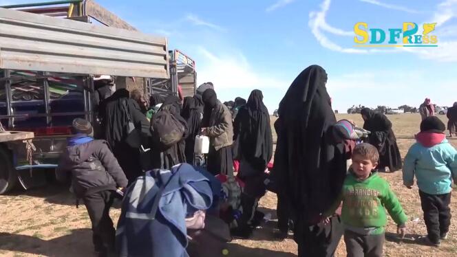 Des civils fuyant les dernières zones contrôlées par l’EI, le 24 janvier, sur une vidéo mise en ligne par les forces kurdes.