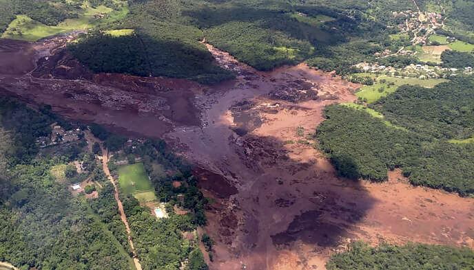 Au BrÃ©sil, une coulÃ©e de boue de dÃ©chets miniers a recouvert toute la zone autour du barrage minier, dans lâEtat de Minais Gerais, le 25 janvier 2019.
