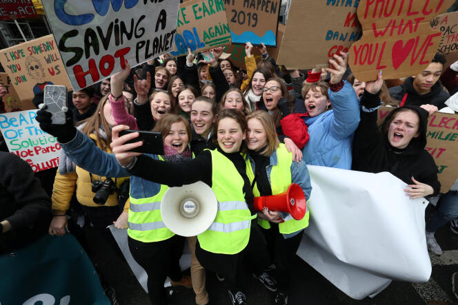 L’une des deux initiatrices du mouvement « grèves scolaires pour le climat », Anuna De Wever,  prend un selfie durant la manifestation à Bruxelles, le 24 janvier.