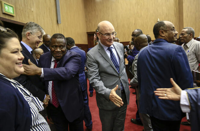 Diplomates internationaux et représentants des groupes armés centrafricains à Khartoum, au Soudan, pour l’ouverture du round de négociations, le 24 janvier 2019.