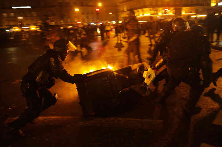 Les policiers évacuent un scooter en feu sur la Place de la Bastille à Paris, d’où les « gilets jaunes » sont partis en début de soirée afin de se rendre sur la Place de la République Les « gilets jaunes » n’auront finalement pas occupé les lieux comme c’était initialement prévu suite à un appel à une « nuit jaune » sur les réseaux sociaux.