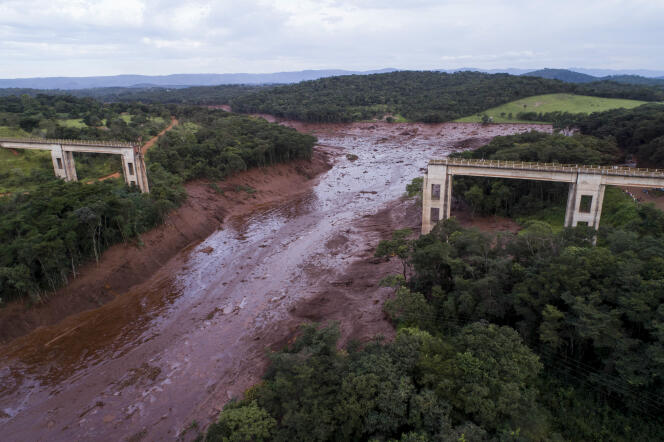 La coulée de boue de déchets miniers a recouvert toute la zone autour du barrage minier, dans l’Etat du Minas Gerais, le 25 janvier.