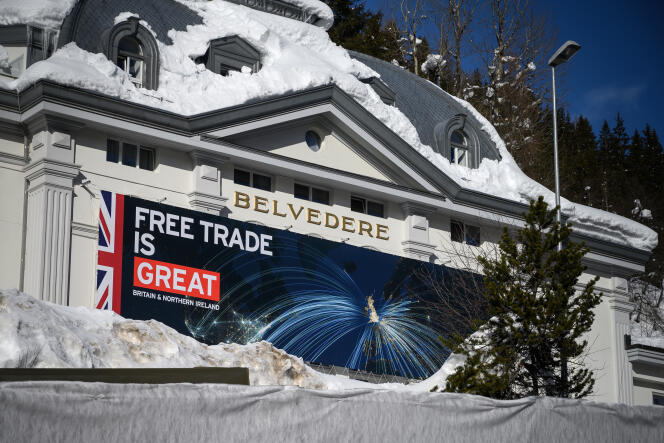 « Le libre-échange, c’est génial », proclame une gigantesque publicité financée par le Royaume-Uni et placardée sur le fronton d’un hôtel de Davos, le 23 janvier