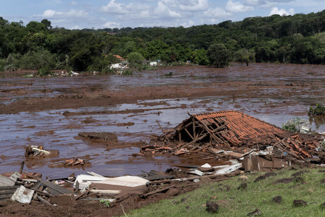 Un bâtiment emporté par la coulée de boue de déchets miniers provoquée par la rupture du barrage, à Brumadinho (Brésil), le 25 janvier.