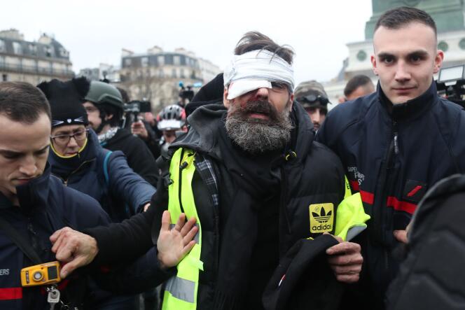 Jérôme Rodrigues pris en charge par les sapeurs pompiers après avoir été atteint à l’œil par une grenade de désencerclement lors de la manifestation des « gilets jaunes » à Paris, le 26 janvier.