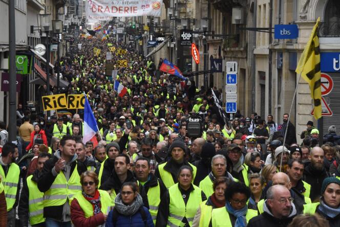 La manifestation des « gilets jaunes » lors de son passage dans la rue Sainte-Catherine de Bordeaux, le 26 janvier.