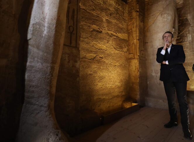 Emmanuel Macron lors de sa visite du temple d’Abou Simbel (Egypte), dimanche 27 janvier.