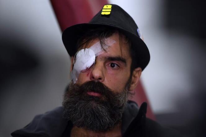 Jérôme Rodrigues, l’une des figures des « gilets jaunes » blessée à l’œil par une arme de police, s’ajoute à la longue liste des victimes déplorées sur les groupes de sympathisants.