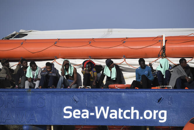 Les migrants secourus du navire humanitaire « Sea-Watch 3 » au large de Syracuse, en Sicile (Italie), le 27 janvier 2019.