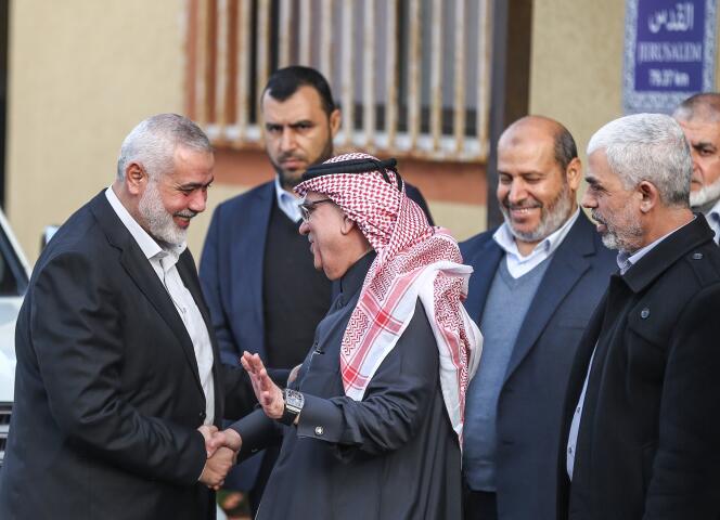 Le chef du bureau politique du Hamas, Ismaïl Haniyeh, et l’ambassadeur du Qatar dans les territoires palestiniens, Mohammed Al-Emadi,  à Gaza,  le 24 janvier.