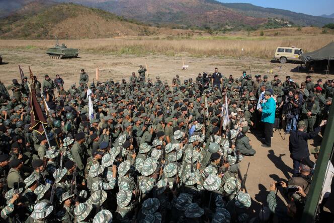 Image de propagande montrant le président vénézuélien, Nicolas Maduro, s’adressant à des militaires dans l’Etat de Carabobo, à l’ouest de Caracas, le 27 janvier.