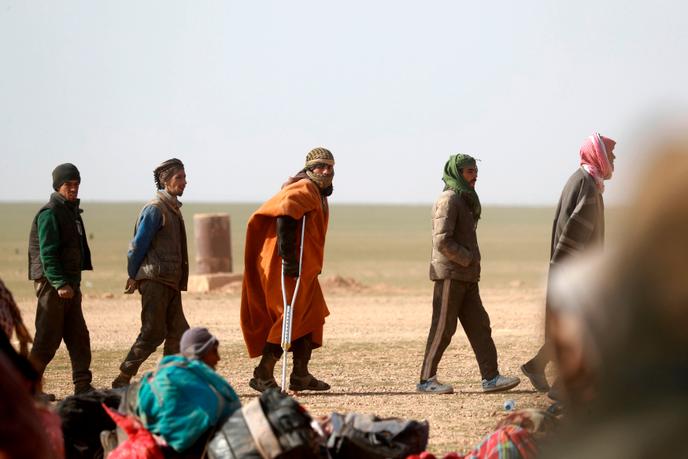 Contrôle de civils par les Forces démocratiques syriennes, le 26 janvier 2019, à Baghouz, près de la frontière irakienne.