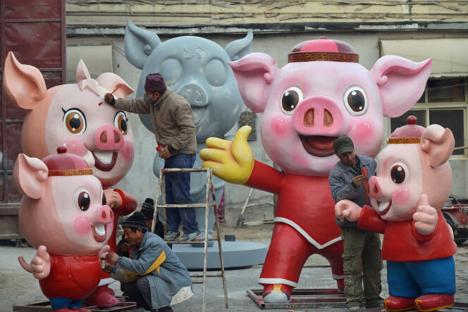 Préparation pour la célébration du Nouvel An chinois 2019 (l’année du cochon), dans le quartier de Chanping à Pékin, le 24 janvier.