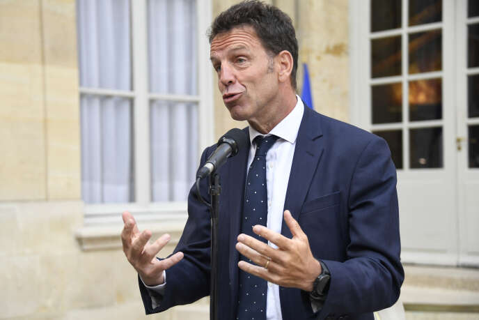 Le président du Medef, Geoffroy Roux de Bézieux, devant l’hôtel Matignon, le 30 août.