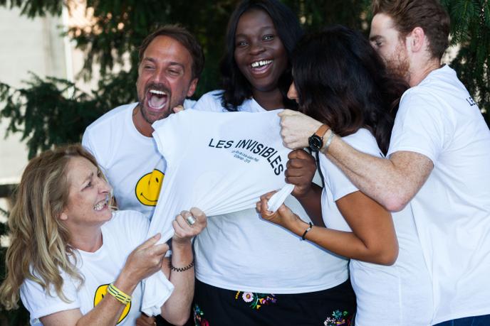 L’actrice française Déborah Lukumuena entourée du réalisateur Louis-Julien Petit, des comédiens Corinne Masiero et Pablo Pauly avec la productrice Liza Benguigui pour la présentation du film « Les Invisibles » au festival d’Angoulême, en août 2018.