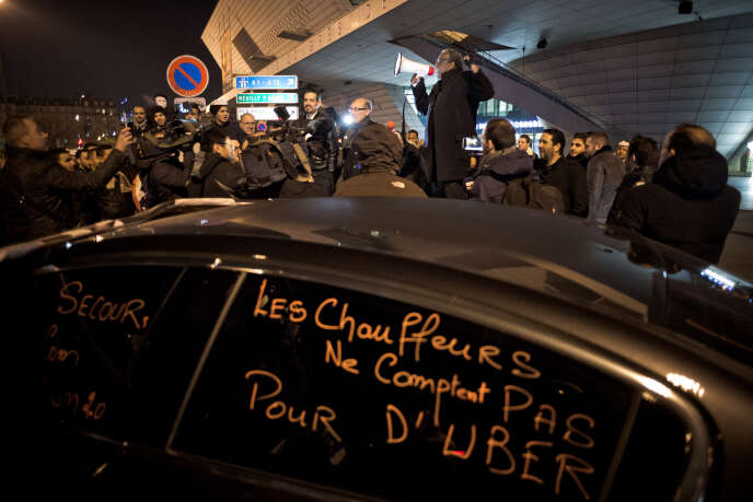 Rassemblement de chauffeurs de VTC à Paris, le 15 décembre 2016, pour protester contre la hausse des commissions imposées par Uber.