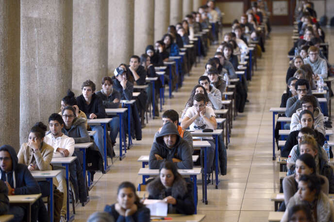 Des étudiants de première année de médecine se préparent à passer l’examen du premier semestre, le 11 décembre 2012, à Marseille (Bouches-du-Rhône).