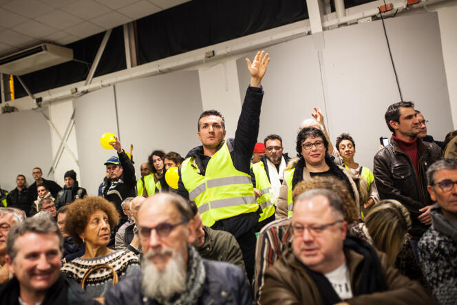 Le grand débat national de Pau, animé par le maire de la ville François Bayrou. Près de 500 personnes étaient présentes, le 25 janvier 2019.