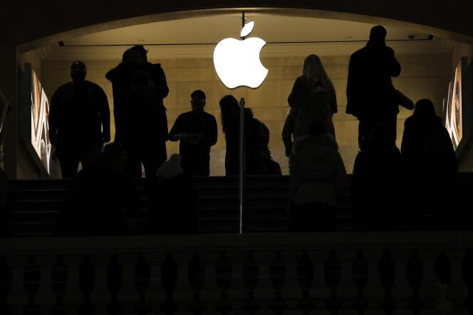 Des clients entrent et sortent d’un magasin Apple à New York, en janvier 2019. La firme américaine va commercialiser, au début de 2022, des pièces détachées et outils pour réparer soi-même son iPhone ou Mac.