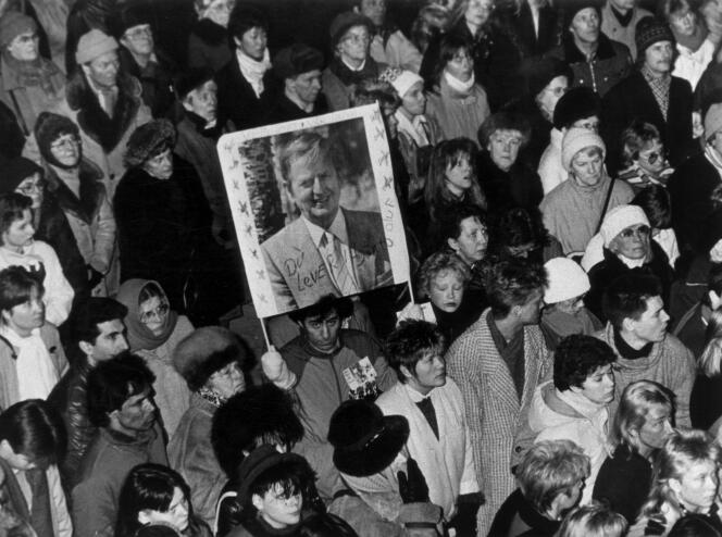 Rassemblement à Stockholm en hommage à Olof Palme, le 1er mars 1986, au lendemain de son assassinat.