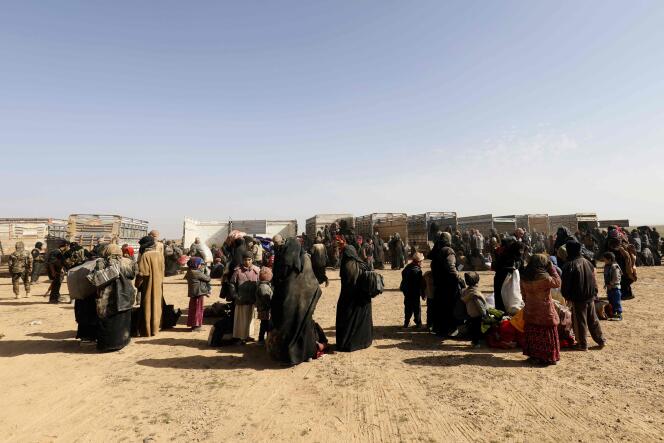 Des civils  lors d’un contrôle d’identité, les troupes kurdes syriennes, à Baghouz (Syrie), le 26 janvier.
