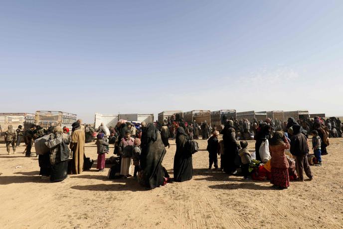 Des civils lors d’un contrôle d’identité, les troupes kurdes syriennes, à Baghouz (Syrie), le 26 janvier.