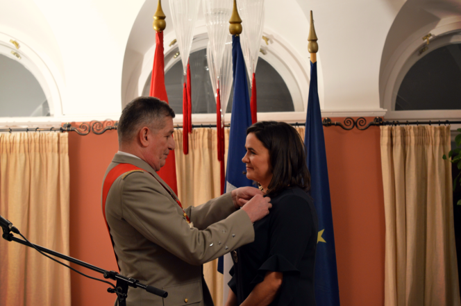Katalin Novák, secrétaire d’Etat à la jeunesse et à la famille, a été décorée de l’insigne de chevalier de la Légion d’honneur par le général d’armée Benoît Puga, Grand Chancelier de la Légion d’honneur.