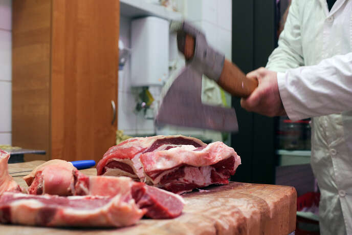 Un boucher coupe une pièce de bœuf sur un marché de Gdynia, en Pologne, le 31 janvier.