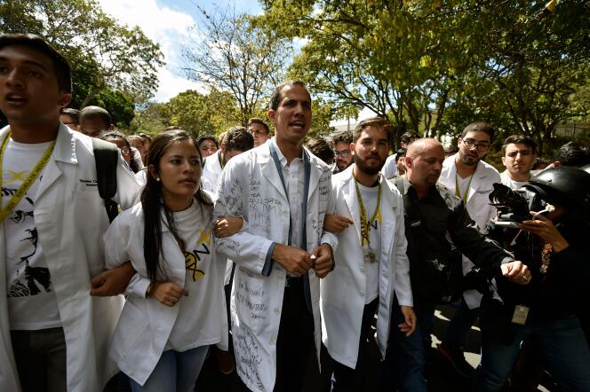 Juan Guaido, au centre, avec des étudiants lors d’une manifestation contre Nicolas Maduro, à Caracas, le 30 janvier.
