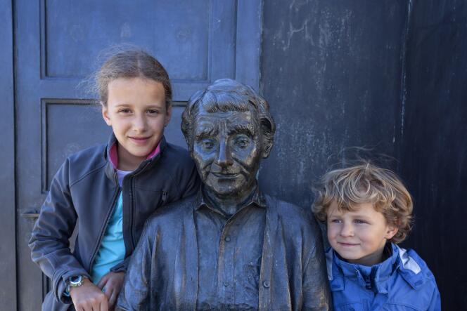 Deux enfants entourent la statue d’Astrid Lindgren, à Vimmerby, en Suède (bronze de Marie-Louise Ekman, 2007).