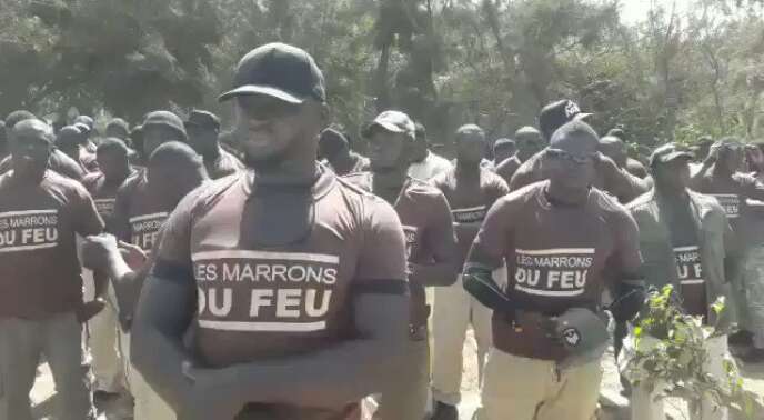 Capture d’écran d’une vidéo de 2011 montrant les Marrons du feu, le service d’ordre du président sénégalais, Macky Sall.