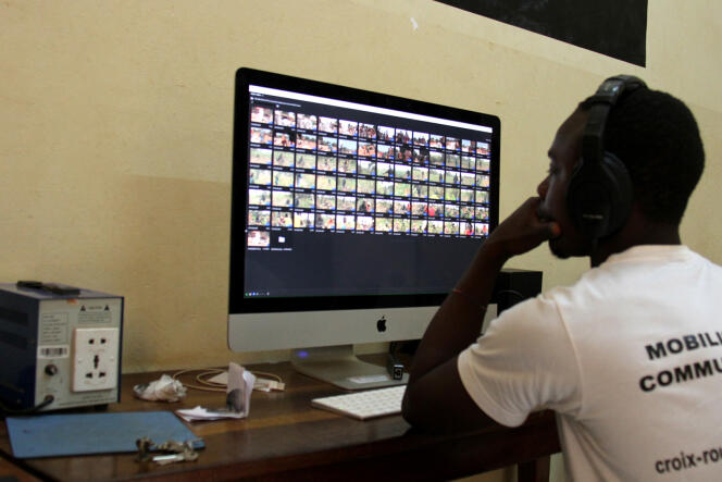 Christian Ousseine, jeune réalisateur centrafricain, importe les images de son nouveau film documentaire sur un ban de montage numérique, à Bangui, le 29 janvier 2019.