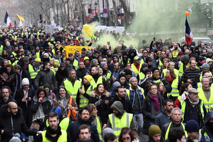 Le défilé des « gilets jaunes » à Paris, le 26 janvier 2019.